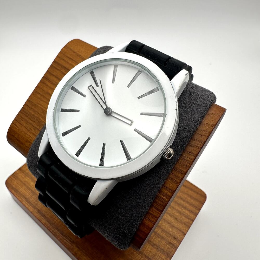 Black & White Minimalist Quartz Watch